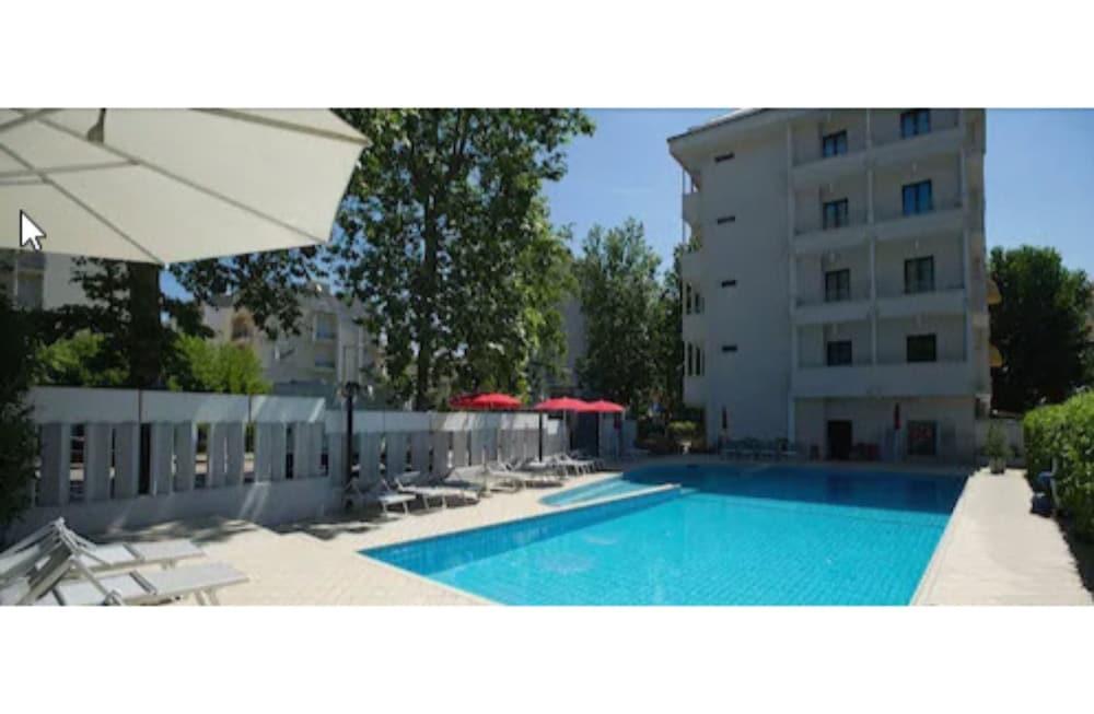 Hotel Ines Cattolica Esterno foto
