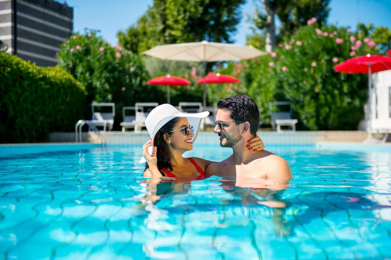 Hotel Ines Cattolica Esterno foto