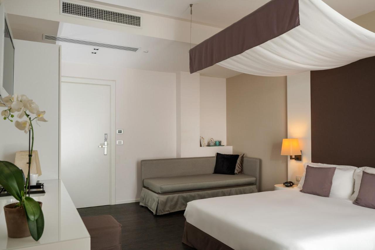 Hotel Ines Cattolica Esterno foto