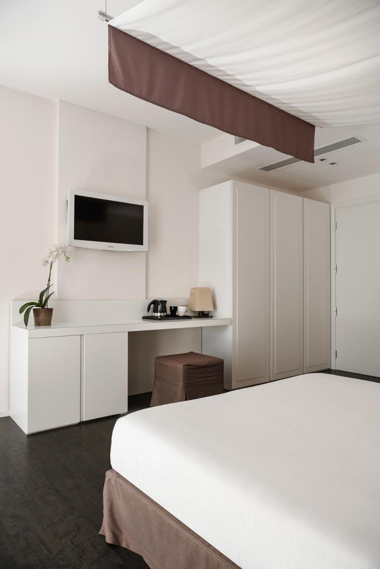 Hotel Ines Cattolica Esterno foto
