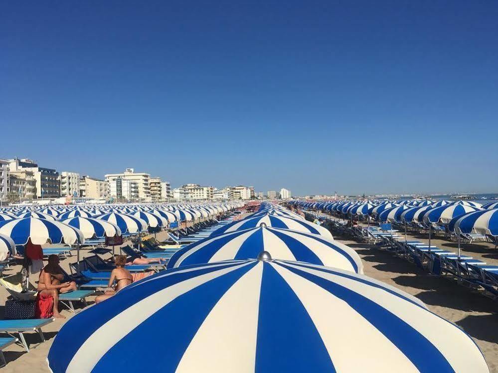 Hotel Ines Cattolica Esterno foto